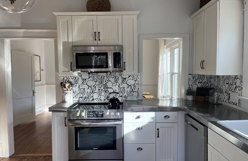 Raleigh Other | Hanks Farm 🖤- Sleeps 5, 1930s farm 1.5 acres ,Charming Cozy ,Events, Pets ok