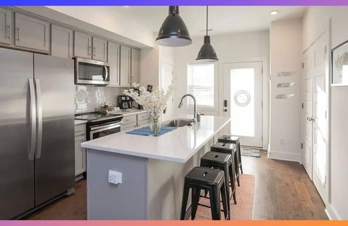 Madison House | "Hanks Hangout"-Modern 2/2.5 Bath/Rooftop Deck
