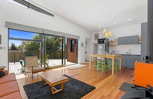 Hannahs Bay House | Hannah's Bay Hideaway | Modern & Funky by the Lake