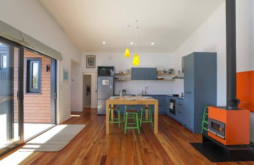 Hannahs Bay House | Hannah's Bay Hideaway | Modern & Funky by the Lake