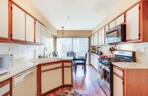 Bloomingdale House | Hanover Park Townhome with Grill 36 Mi to Chicago!
