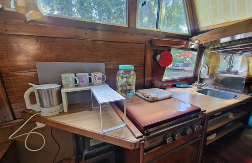 Hundsdorf Boat Rental | Hans im Glück, Stillgelegte Yacht aus den 1960-ziger Clamping der Besonderen Art