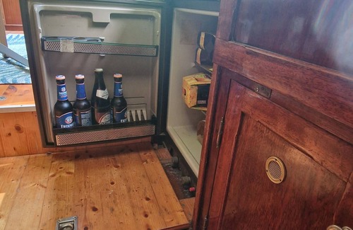 Hundsdorf Boat Rental | Hans im Glück, Stillgelegte Yacht aus den 1960-ziger Clamping der Besonderen Art