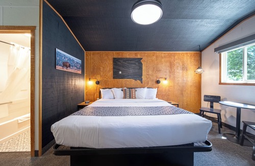 Pinnacles Entrance Badlands Hotel | Hansen Inn & Cabins, Cabin, Single King, No Pets, No Smoking