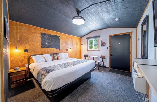 Pinnacles Entrance Badlands Hotel | Hansen Inn & Cabins, Cabin, Single King, No Pets, No Smoking
