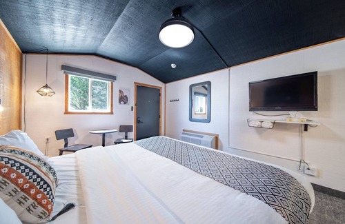 Pinnacles Entrance Badlands Hotel | Hansen Inn & Cabins, Cabin, Single King, No Pets, No Smoking