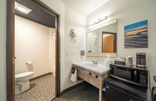 Pinnacles Entrance Badlands Hotel | Hansen Inn & Cabins, Room, Single King, Second Floor, No Pets, No Smoking