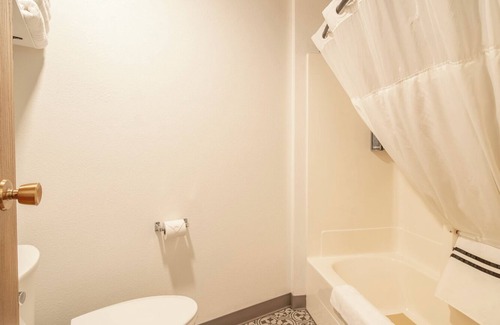 Pinnacles Entrance Badlands Hotel | Hansen Inn & Cabins, Room, Single King, Second Floor, No Pets, No Smoking