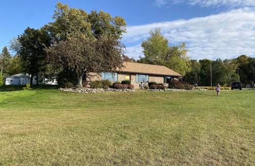 Sturgeon Bay Cottage | Hansen's Bay Cottage, 300 ft Shoreline Studio/Kitchenette Sleeps 4 - Door County