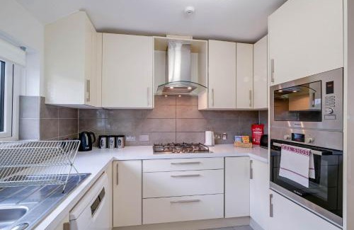 Elthorne Apartment | Hanwell 2 bedroom Maisonette by 360Stays
