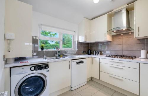 Elthorne Apartment | Hanwell 2 bedroom Maisonette by 360Stays