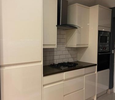 Hobbayne House | Hanwell serviced Accommodation