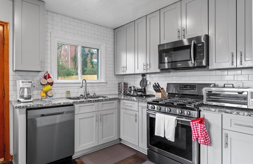 Hapeville House | Hapeville Hideaway - Relaxing yard, airport nearby