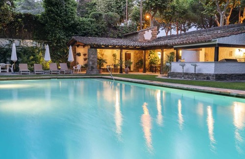 Premia de Dalt Villa | Happiness Can Be a Place