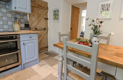 Piddlehinton Cottage | HAPPINESS COTTAGE, pet friendly, with a garden in Piddlehinton