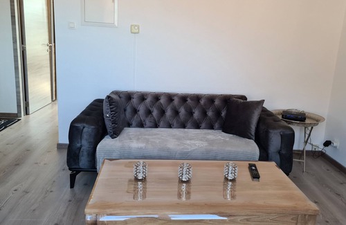 Dampremy Apartment | Happiness free wifi and parking, 15 min airport and 5 min metro
