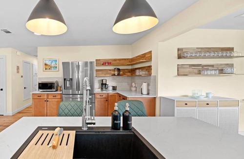 Springwoods House | Happiness machine; Pool & h. tub, Domaine 10 min Downtown 20 minutes