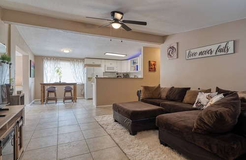 Northeast Heights House | Happy 4BR house in Albuquerque? Yes, please!