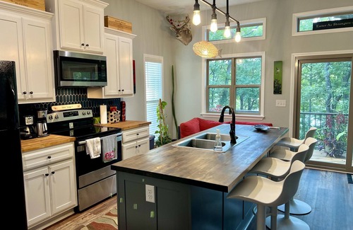 Clinton Apartment | Happy Bend Hideaway with Lake Front View & Access