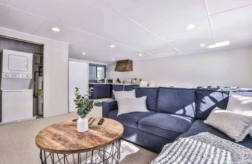 Hazelhurst Apartment | Happy Camp'r Cabin Su