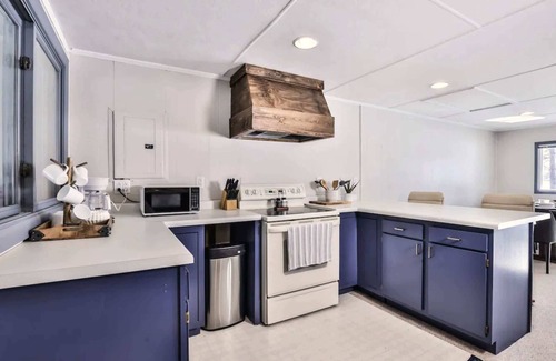 Hazelhurst Apartment | Happy Camp'r Cabin Su