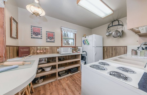 Ruidoso Cabin | Happy Days Inn: 'Cozy Comfort!' With hot tub. Pet friendly.