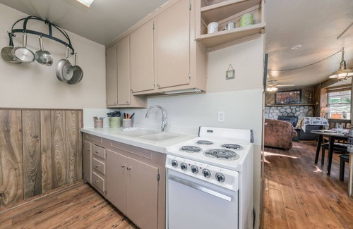 Ruidoso Cabin | Happy Days Inn: 'Cozy Comfort!' With hot tub. Pet friendly.