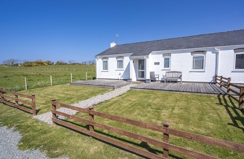Garn Fadryn House | HAPPY DAZE, family friendly, country holiday cottage in Morfa Nefyn