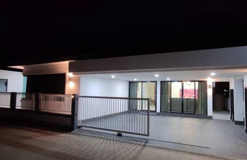Phlap Phla House | Happy Family