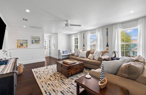 Gulfview Heights House | "Happy For Shore" HUGE Pool! 6-Person Golf Cart!