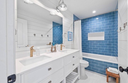 Gulfview Heights House | "Happy For Shore" HUGE Pool! 6-Person Golf Cart!
