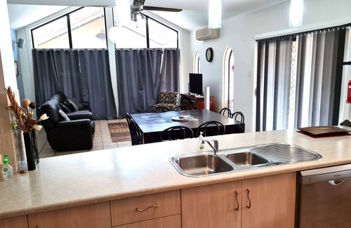 Wallaroo House | Happy Gilmore, Wallaroo
