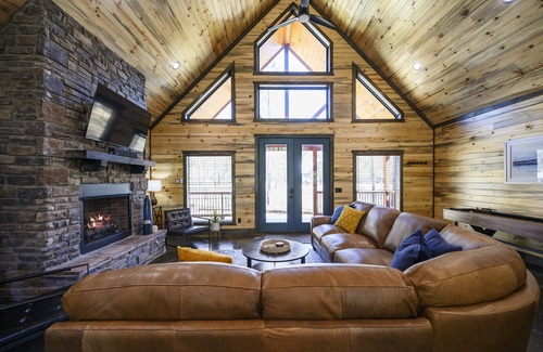 Broken Bow Cabin | Happy Go Lucky Luxury Cabin-Brand New with Heated POOL, HOT TUB & Dog Friendly