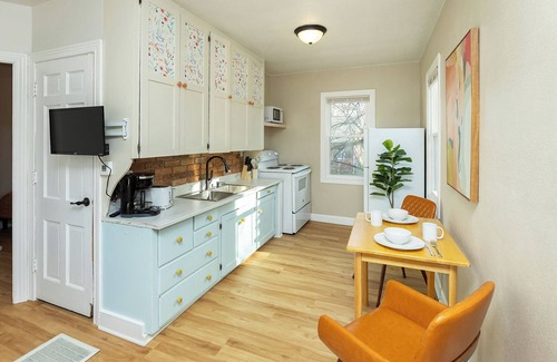 Beaverdale Cottage | Happy Happy Guest House 1bd/1ba in Quiet yet Popular Neighborhood