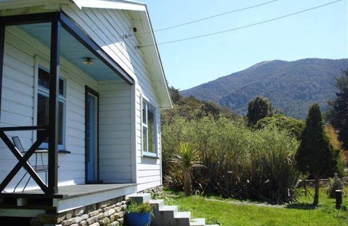Blackball Cottage | Happy Harry's Hutch - Paparoa Great Walk Accommodation