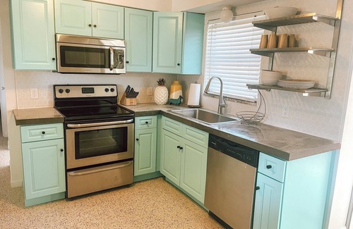 South Pinellas Community Council House | Happy Home - Fenced yard - 5 Min to Beach - Pets - 2 BR, 1 BA