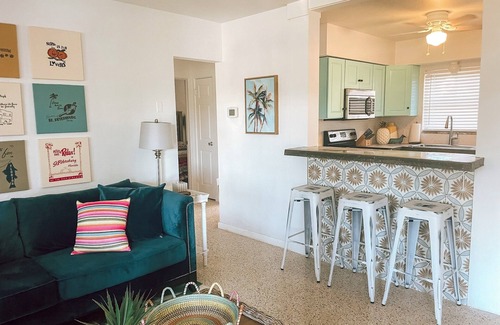 South Pinellas Community Council House | Happy Home - Fenced yard - 5 Min to Beach - Pets - 2 BR, 1 BA