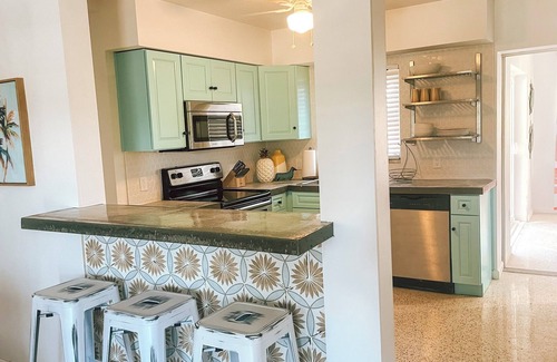 South Pinellas Community Council House | Happy Home - Fenced yard - 5 Min to Beach - Pets - 2 BR, 1 BA