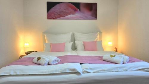 Nidda Apartment | HAPPY HOMES PINK - Up to 5 - Küche - W-LAN - Netflix - Honig - Badewanne