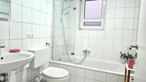 Nidda Apartment | HAPPY HOMES PINK - Up to 5 - Küche - W-LAN - Netflix - Honig - Badewanne