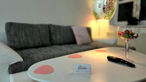 Nidda Apartment | HAPPY HOMES PINK - Up to 5 - Küche - W-LAN - Netflix - Honig - Badewanne