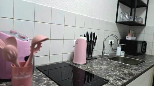 Nidda Apartment | HAPPY HOMES PINK - Up to 5 - Küche - W-LAN - Netflix - Honig - Badewanne
