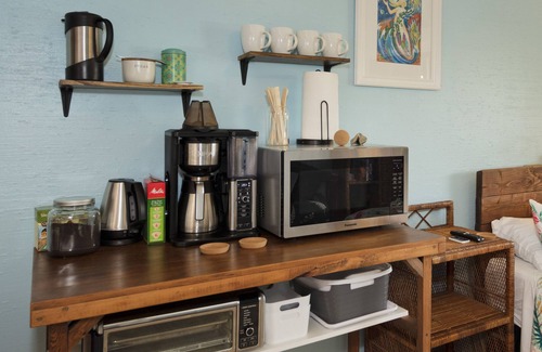Hilo Condo | Happy Honu Oasis, Surf shack with pool and A/C