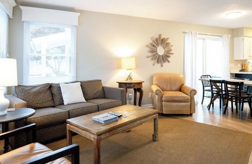 Ottawa Beach House | Happy Hour at Ottawa Beach