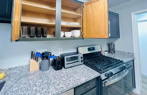 Barker House | Happy house in the heart of Willowbrook Mall