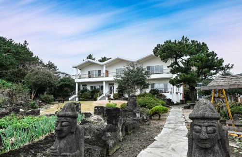 Jongdal-ri House | Happy Hue Pension
