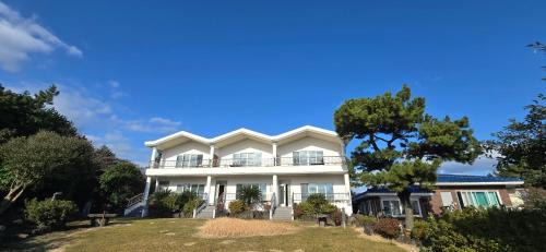 Jongdal-ri House | Happy Hue Pension