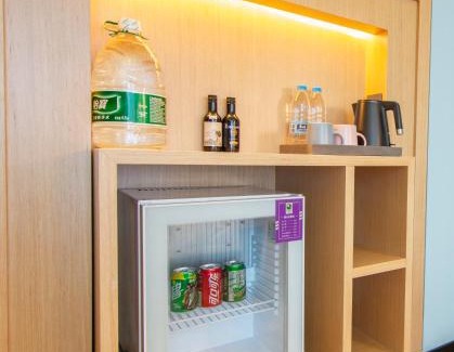 Erqi District Hotel | Happy Inn-Zhengzhou Railway St ation Erqi Square Branch喜鹊愉家酒店锦荣国际轻纺城店