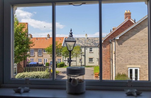 Filey Apartment | 'Happy Landing' A light and spacious apartment at the heart of 'The Bay'.