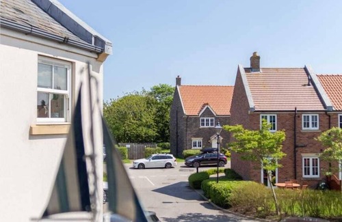 Filey Apartment | 'Happy Landing' A light and spacious apartment at the heart of 'The Bay'.